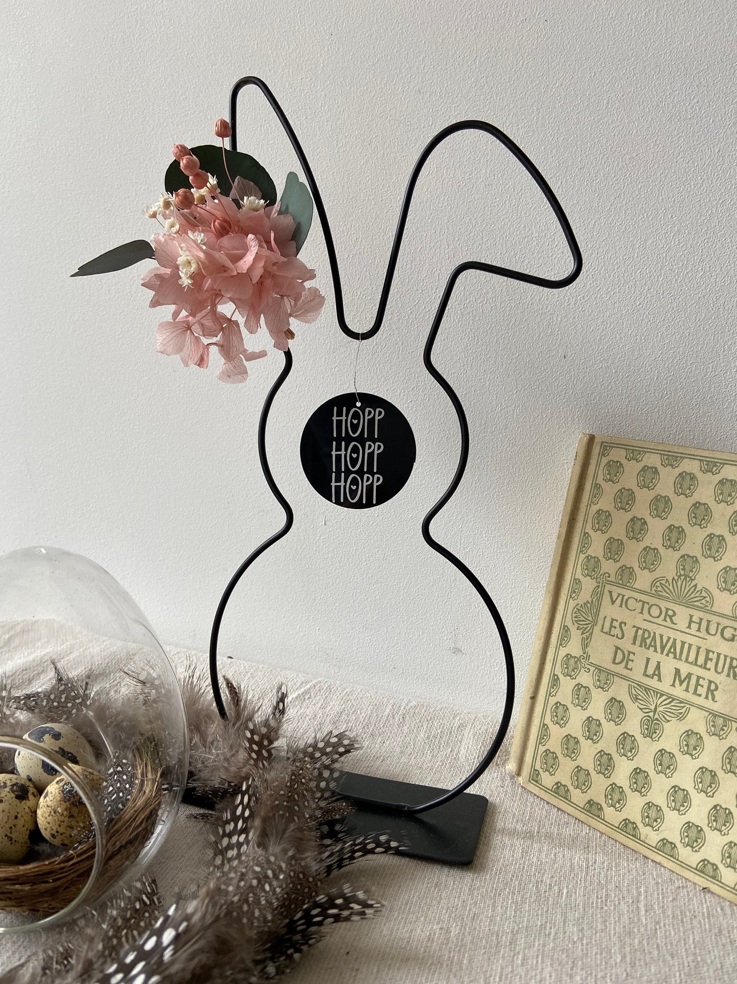 Osterhase mit Blüten und Osteranhänger | Metall Hase stehend | Frühlingsdeko | Osterdekoration | Ostern | Hase | Frühling | Knickohrhase