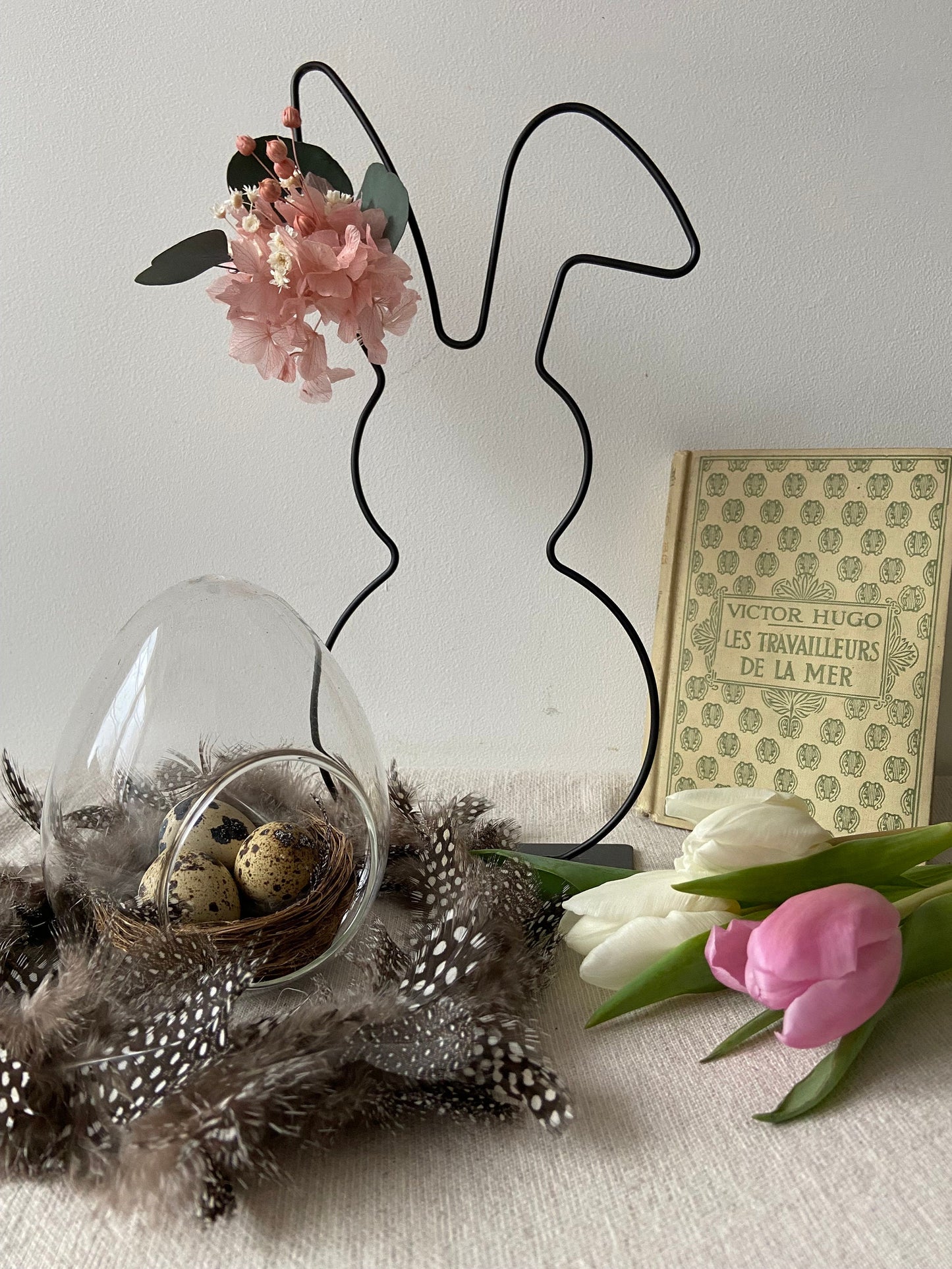 Osterhase mit Blüten und Osteranhänger | Metall Hase stehend | Frühlingsdeko | Osterdekoration | Ostern | Hase | Frühling | Knickohrhase