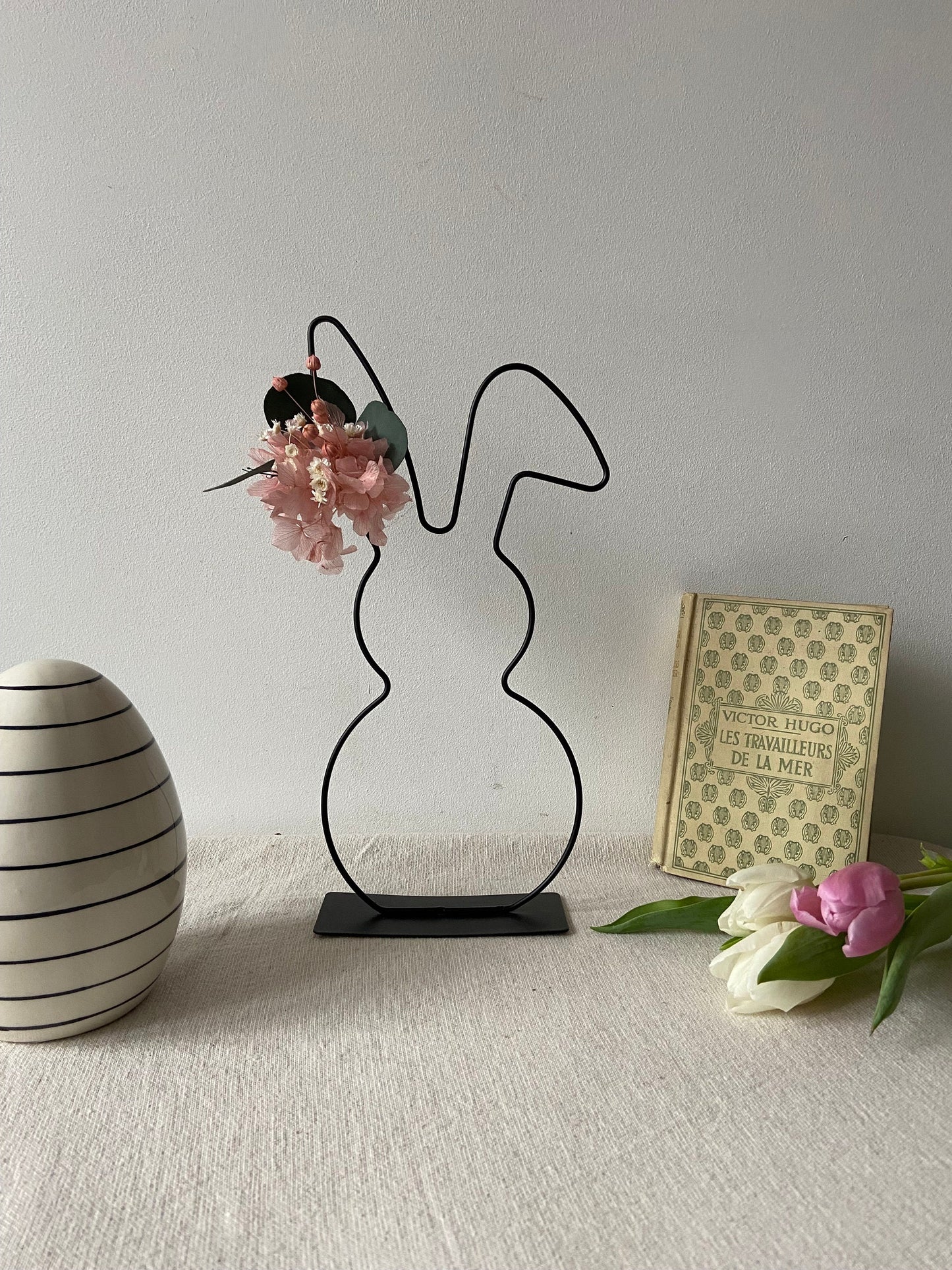 Osterhase mit Blüten und Osteranhänger | Metall Hase stehend | Frühlingsdeko | Osterdekoration | Ostern | Hase | Frühling | Knickohrhase