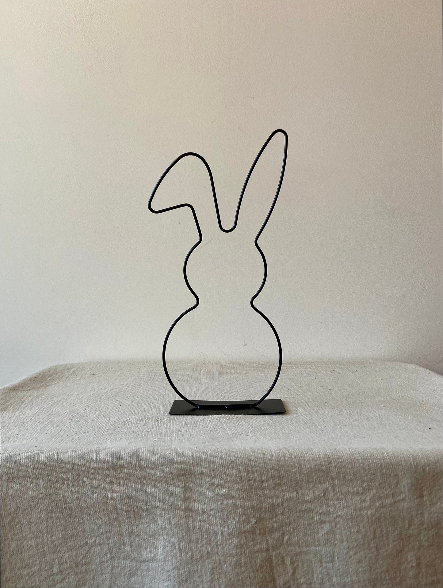 Osterhase mit Blüten und Osteranhänger | Metall Hase stehend | Frühlingsdeko | Osterdekoration | Ostern | Hase | Frühling | Knickohrhase
