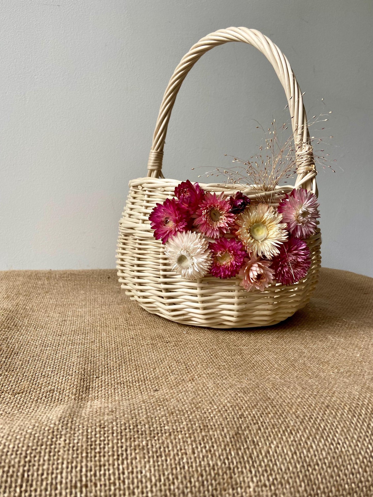Korb weiß mit Blüten | Weidenkörbchen | Dekokorb | Weidenkorb | Suchkörbchen | Blütenkorb Hochzeiten | Blumenmädchen