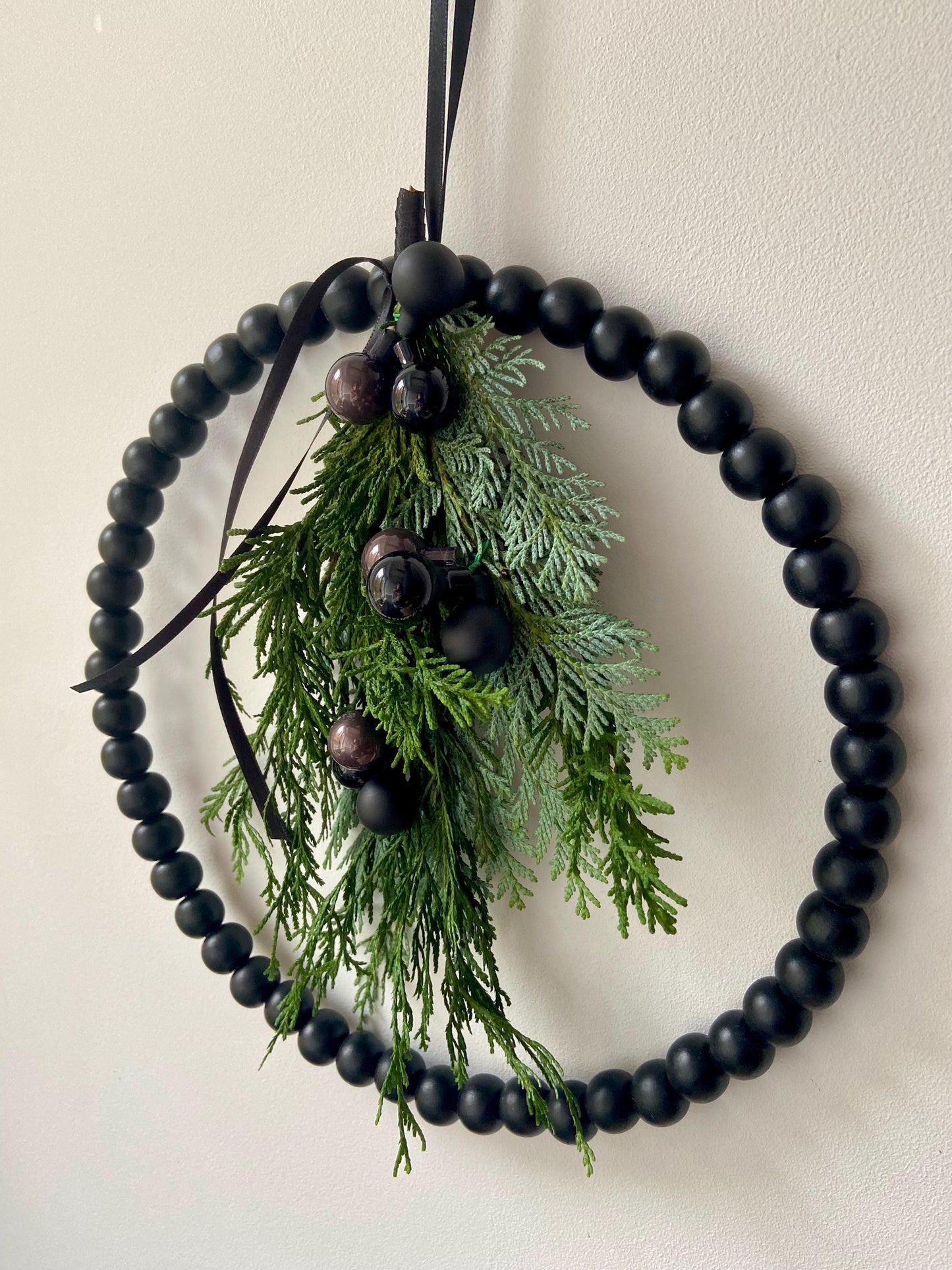Kranz | Holzperlen | Schwarz | Koniferengrün | Kugeln | Weihnachten | Advent | Türschmuck | Home-Deko | Skandinavisch