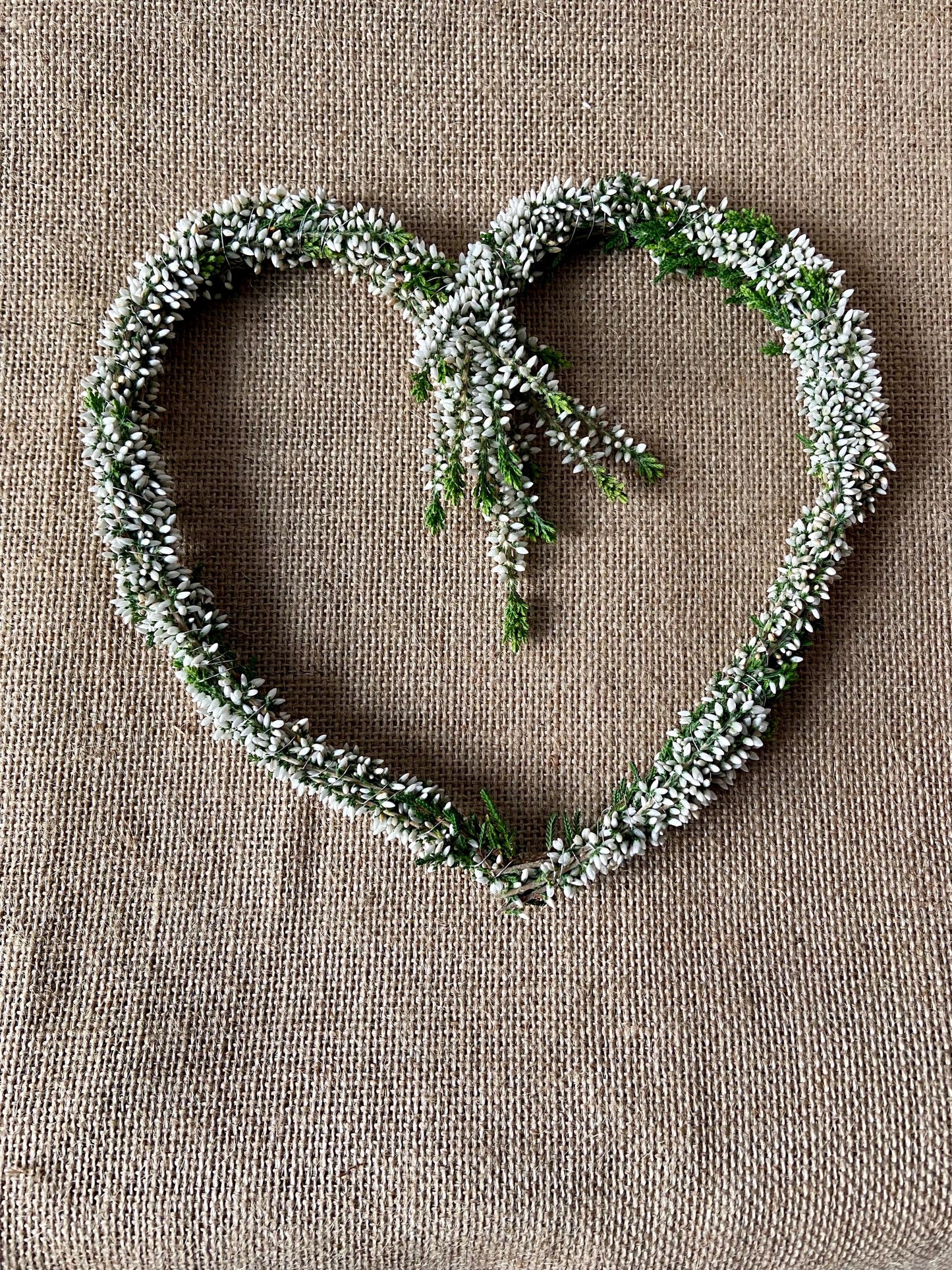 Herz aus Heide weiß | Türschmuck | Fensterschmuck | Heideherz | Advent | Weihnachten | Deko | Naturdeko | Herz | Erika | weiß | Herbst