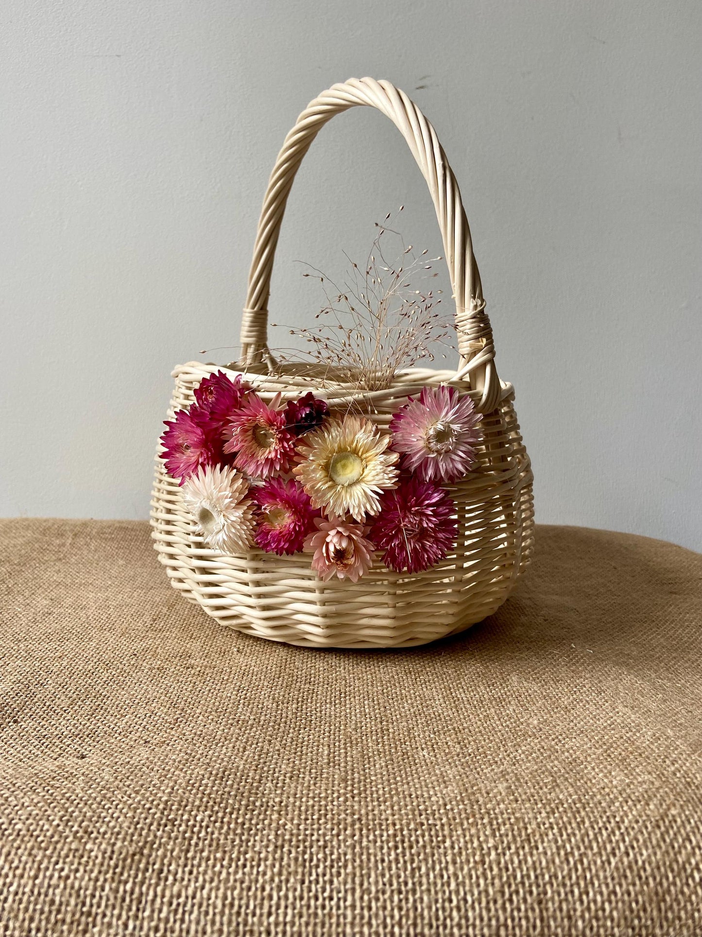 Korb weiß mit Blüten | Weidenkörbchen | Dekokorb | Weidenkorb | Suchkörbchen | Blütenkorb Hochzeiten | Blumenmädchen