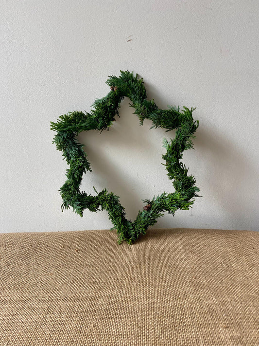 Stern aus frischem Grün | Türschmuck | Fensterschmuck | Koniferen | Advent | Weihnachten | Deko | Naturdeko | Stern | frisches Grün | Grün