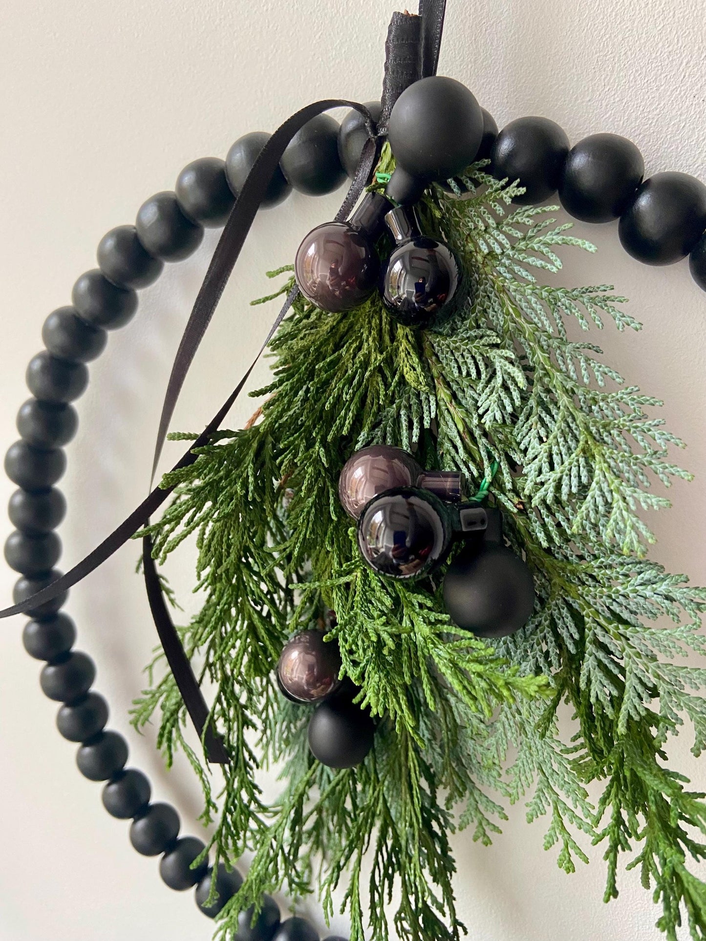 Kranz | Holzperlen | Schwarz | Koniferengrün | Kugeln | Weihnachten | Advent | Türschmuck | Home-Deko | Skandinavisch