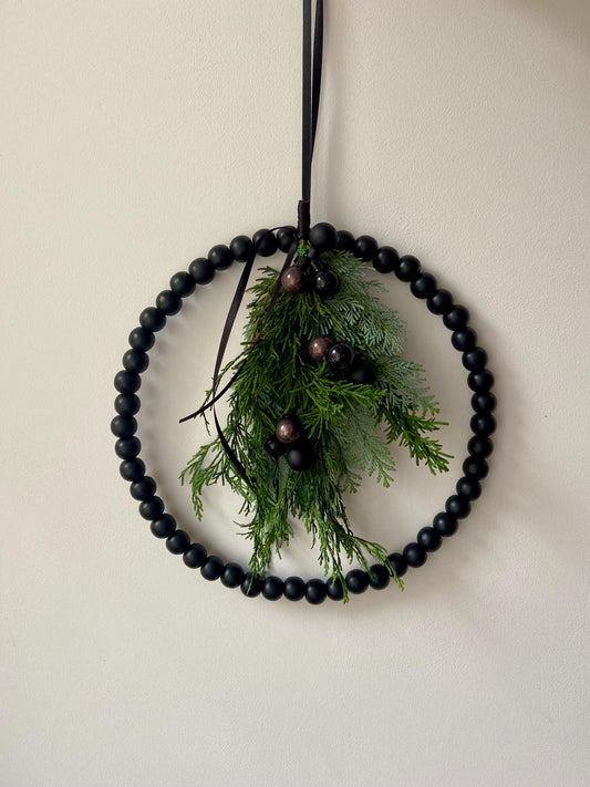 Kranz | Holzperlen | Schwarz | Koniferengrün | Kugeln | Weihnachten | Advent | Türschmuck | Home-Deko | Skandinavisch